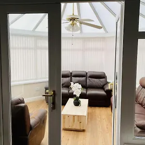 5-bedroom In Healing, Grimsby Villa Healing